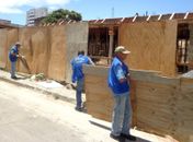 Fiscalização desobstrui calçadas e lacra empresa