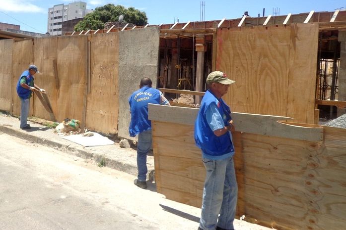 Fiscalização desobstrui calçadas e lacra empresa