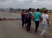 Mulheres atearam fogo em galhos