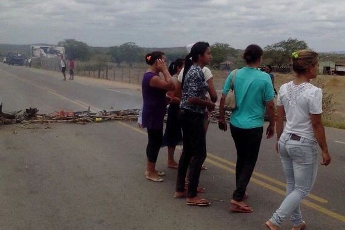 Mulheres atearam fogo em galhos