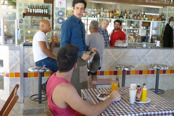 Félix vira garçom e fica pasmo ao ser alvo de mão boba de mecânico