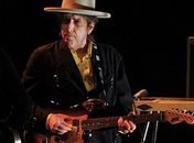 Bob Dylan volta ao local onde foi vaiado em 1966 por usar guitarra