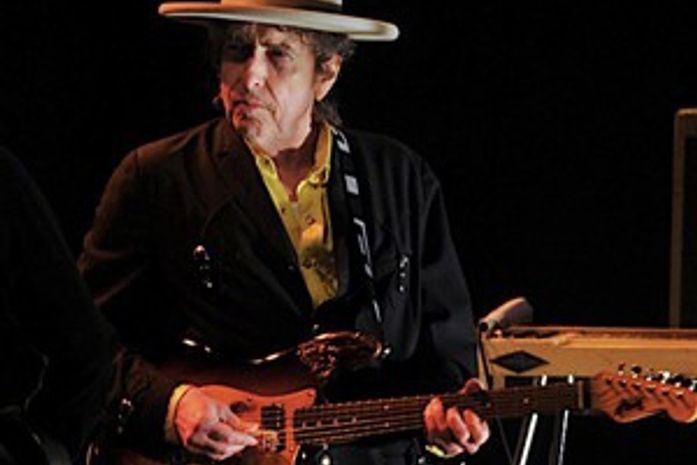 Bob Dylan volta ao local onde foi vaiado em 1966 por usar guitarra