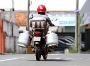 Falsos clientes acionam empresa de gás, rendem e roubam moto de entregador