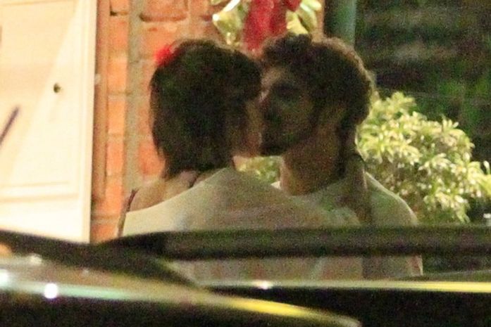 Flagra! Maria Casadevall e Caio Castro trocam beijos em jantar e vão embora juntos