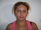 Mulher é presa com drogas dentro de casa