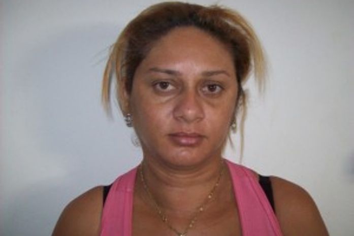 Mulher é presa com drogas dentro de casa