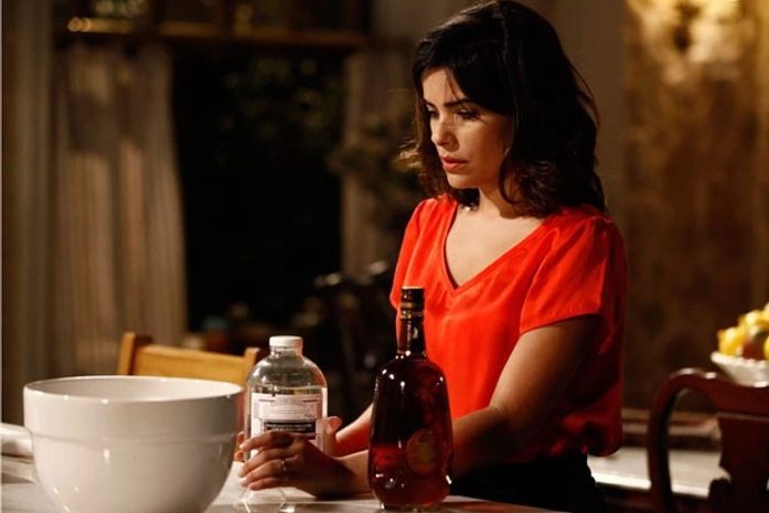 No flagra! César pega Aline mexendo em seu drinque: 'O que está fazendo?'