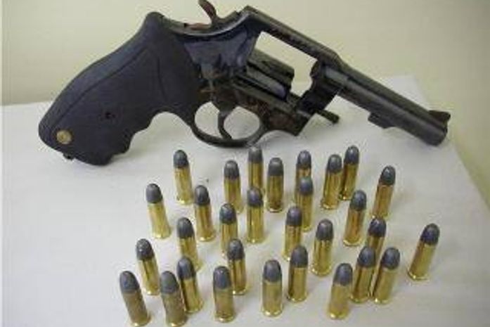Arma apreendida com o criminoso