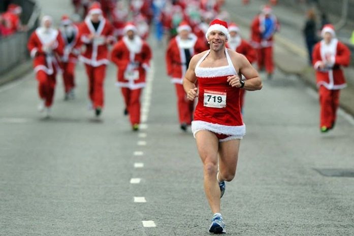 Vestidos de Papai Noel, corredores disputam prova na Inglaterra
