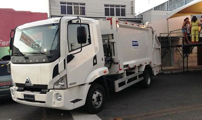 Novo caminhão compactador para recolhimento do lixo