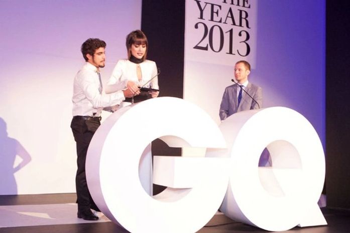 Eleita mulher do ano na 'GQ', Casadevall recebe prêmio (e elogio) de Caio Castro