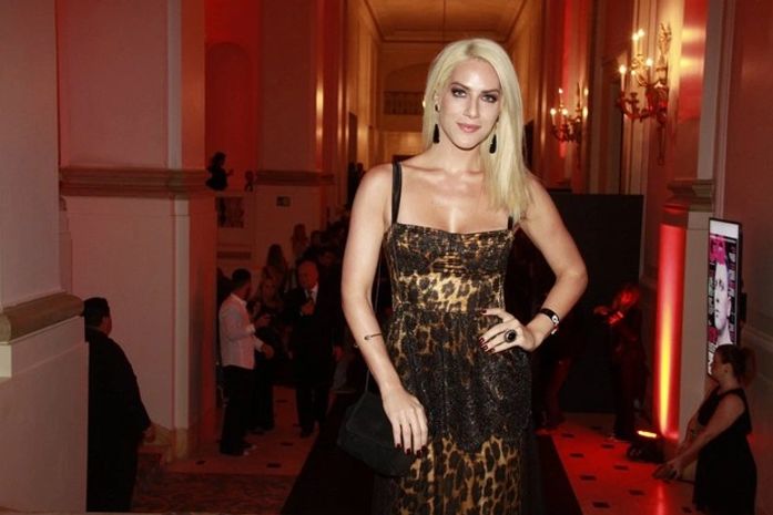 Visual platinado da vedete de 'Joia Rara' deixa Ewbank com cabeça ferida e com dor