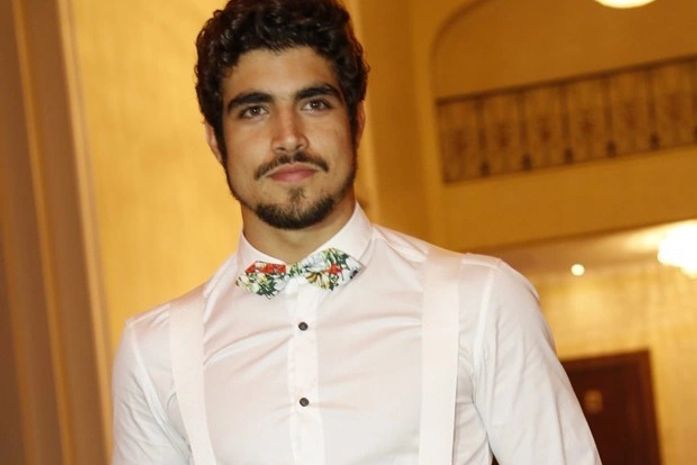 Galã Caio Castro volta a descartar namoro, elogia parceria e fala em 'beijinhos'