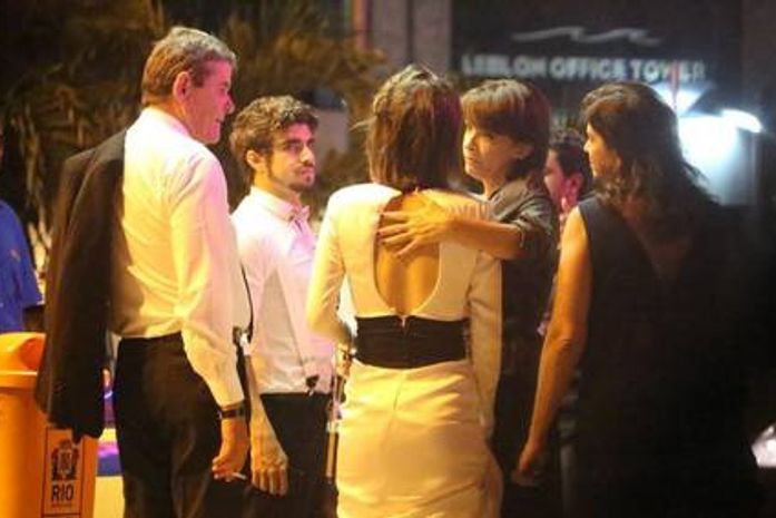 Ficou sério? Caio Castro leva pais e irmão de Casadevall para comer pizza