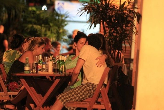 Fernanda Paes Leme troca beijos calientes com ator na noite carioca