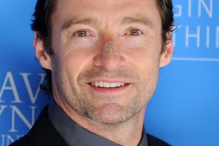 Em tratamento por câncer de pele, Hugh Jackman prestigia evento com curativo