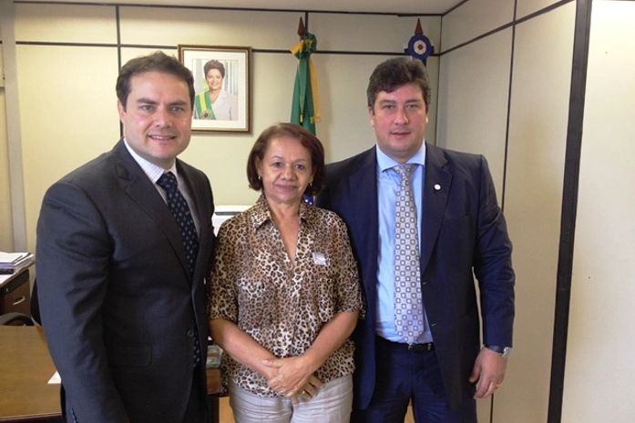 Renan Filho com a prefeita Ester Damasceno e gerente de convênios, Sandro Pereira