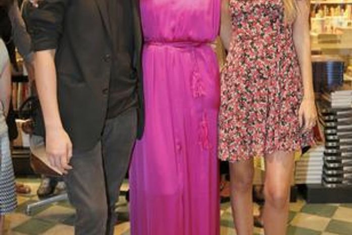 Luiza Brunet lança biografia ao lado dos filhos no Rio de Janeiro