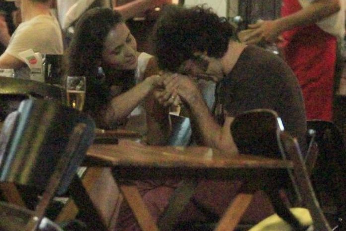 Eriberto Leão troca carinhos com amiga no Rio de Janeiro