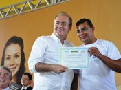 Renan entrega certificado ao jovem Anderson Sérgio Barbosa
