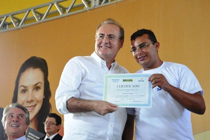 Renan entrega certificado ao jovem Anderson Sérgio Barbosa