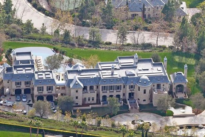 Bündchen contrata 100 funcionários por dia para terminar obra em mansão