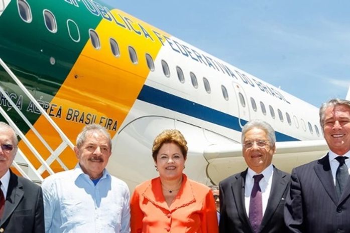 Presidente e ex-presidentes embarcam para velório