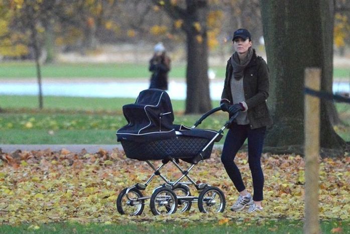 Kate Middleton passeia com George em parque londrino