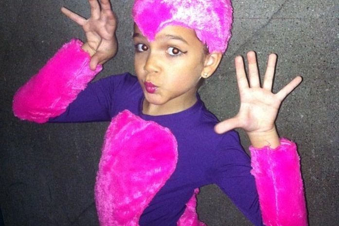 Fofura! Atriz Mel Maia se veste de gatinha para apresentação com turma de jazz