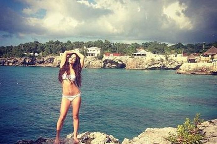 Vanessa Hudgens posta foto de biquíni na Jamaica e é elogiada por fãs em rede social