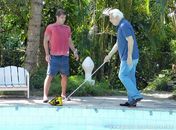 Maldade! Ninho debocha de César e o faz tropeçar na beira da piscina