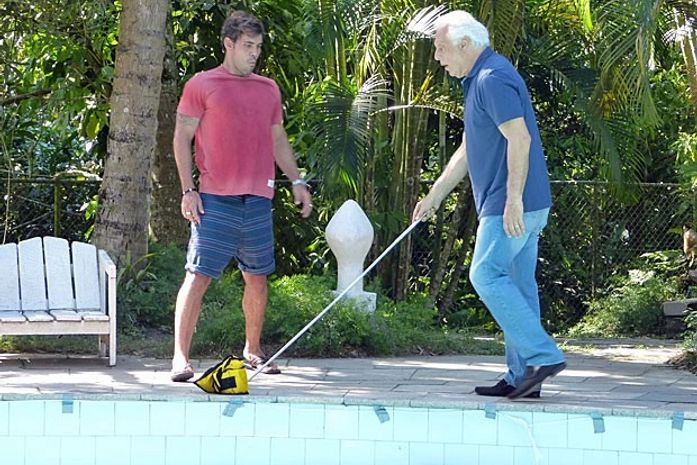 Maldade! Ninho debocha de César e o faz tropeçar na beira da piscina