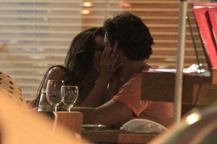 A fila andou! Atriz Mariana Rios troca beijos com rapaz durante jantar no Rio de Janeiro