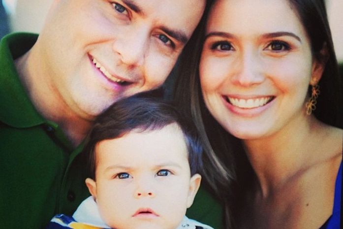 Renan Filho, esposa Renata e o pequeno Davi