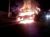 Carreta pega fogo e bombeiros não mandam ajuda por falta de motorista