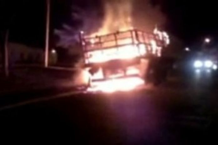 Carreta pega fogo e bombeiros não mandam ajuda por falta de motorista