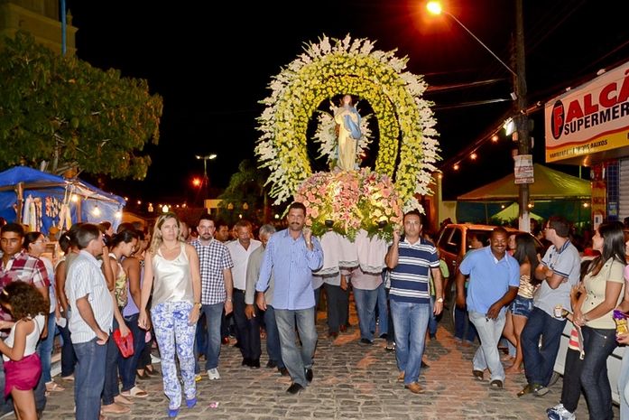 Procissão de Nossa Senhora da Conceição reúne fiéis em Limoeiro de Anadia