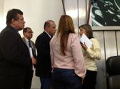 Servidores conversam com presidente interina da Assembleia 