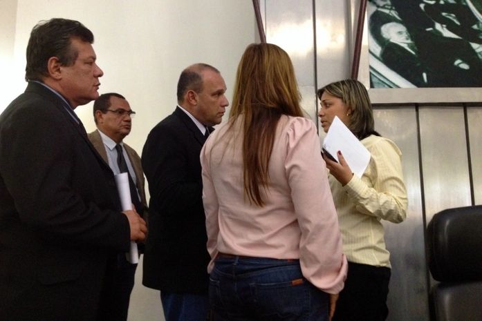 Servidores conversam com presidente interina da Assembleia
