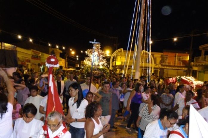 Procissão encerra festa da padroeira em Lagoa da Canoa