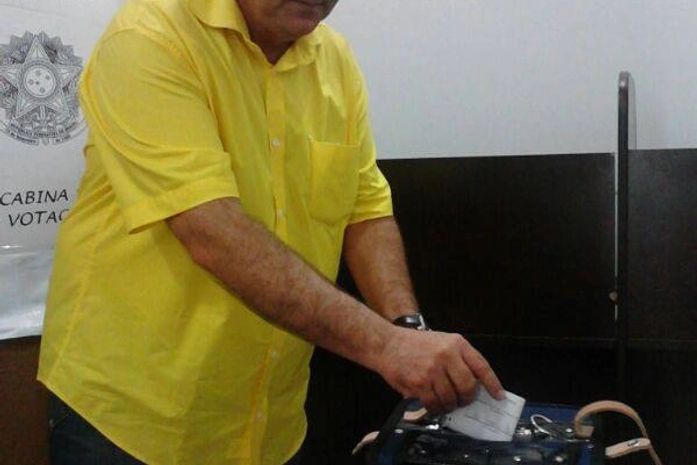 O advogado Marcelo Vieira votando na OAB-AL