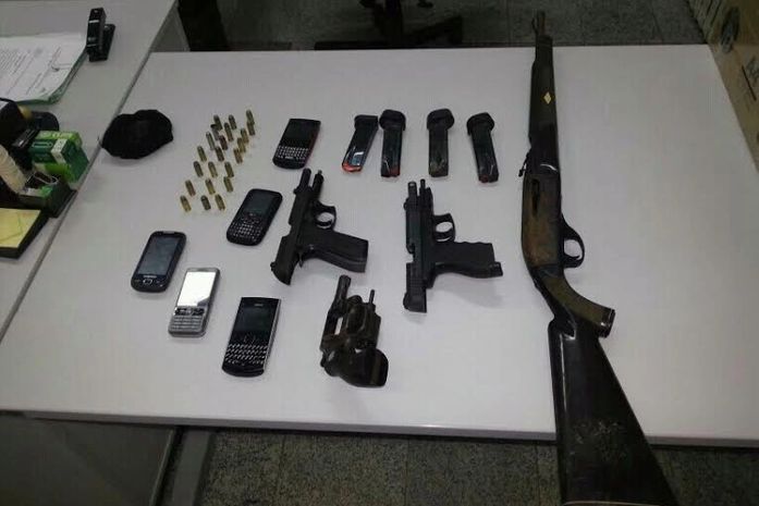 Pistolas apreendidas com supeitos