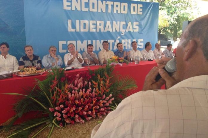 Líder comunitário expõe problemas e pede soluções sob aplausos de Renan e políticos