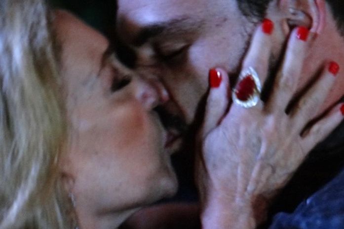 Paixão ardente! Pilar se entrega a Maciel depois de jantar a dois