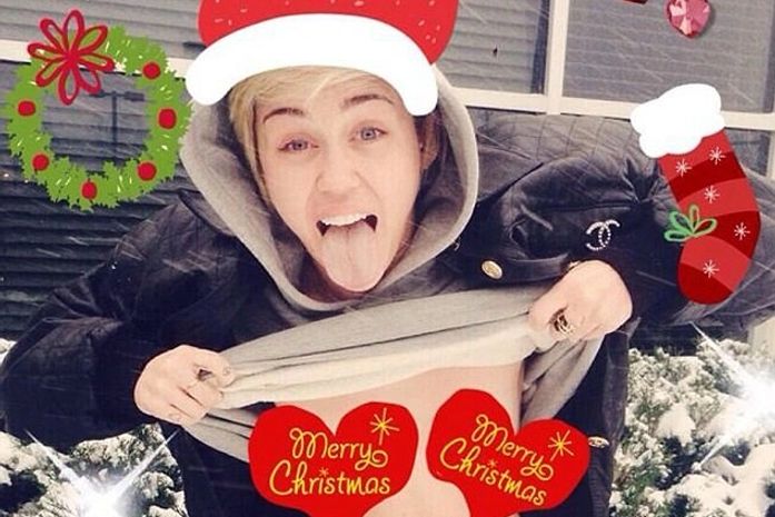 Até no cartão de Natal Miley cria polêmica; confira e veja a justificativa da cantora