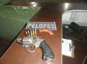 Polícia prende homem com arma de fogo e dupla acusada de tráfico de drogas