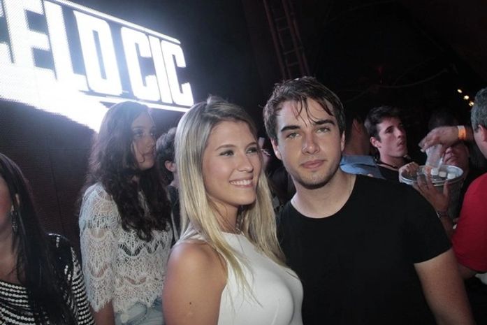 Olin celebra 18 anos ao lado de loira e assume affair com estudante de 21