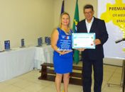Prefeita de Major Izidoro, Santana Mariano, recebe prêmio das mãos do presidente da UBD, Alexandre vieira Cunha