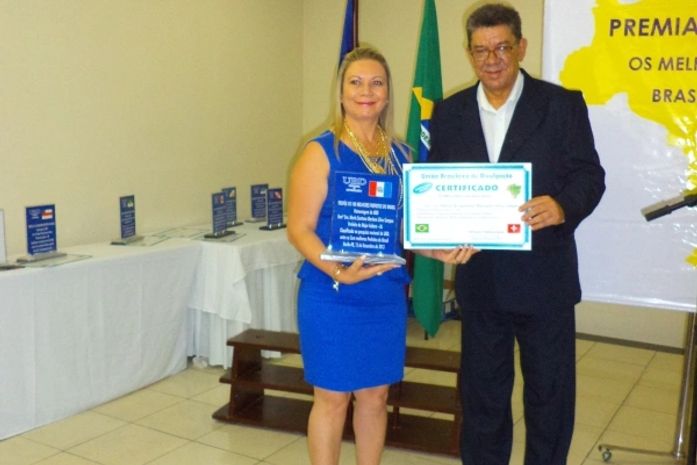 Prefeita de Major Izidoro, Santana Mariano, recebe prêmio das mãos do presidente da UBD, Alexandre vieira Cunha